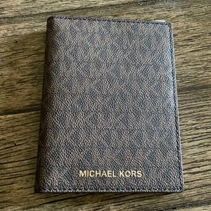 🆕 Micheal Kors Passport Wallet